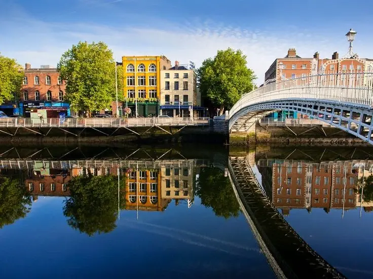  Ha'penny Bridge spanning the River Liffey in Dublin, Ireland. 
