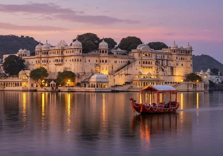  City Palace complex in Udaipur, Rajasthan, India, situated on the banks of Lake Pichola.