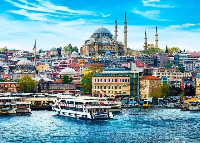 SÃ¼leymaniye Mosque and the Golden Horn in Istanbul, Turkey. 